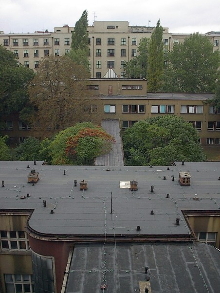 Masarykova nemocnice (později Kampus UJEP) - pohled z pavilonu A přes operační sály, spojovací chodbu, VIKS a kapli na pavilon B - foto: Matěj Páral 09/2002