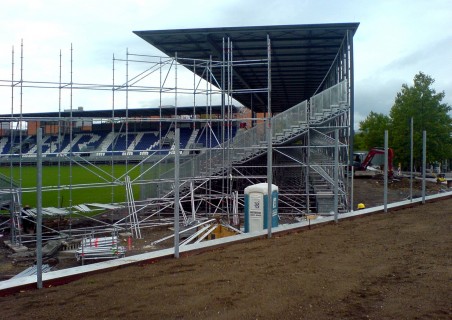 montovaná tzv. Brita-arena v německém Wiesbadenu, o které se uvažovalo (dle článku MF Dnes ze dne 27. srpna 2009) jako o možném řešení pro ústecký fotbalový stadion - zdroj: wikipedia.de