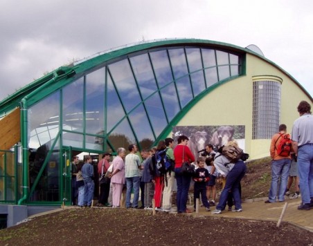 Pavilon slonů v ZOO (první část tzv. Asijského domu) - G DESIGN (Milan Gottlieb) - nominace plus (Foto: http://www.usti-nl.cz/cz/zivot-mesta/fotogalerie/otevreni-noveho-pavilonu-slonu-v-zoo-2004.html )