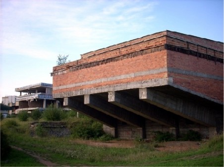 demolice nedostavěného sektorového centra na Severní Terase proběhla v druhé polovině roku 2009 (Foto: Ústecký deník / Filip Vlček)