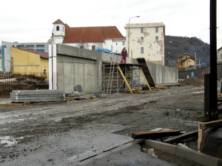 ve vlastní režii realizovalo město návaznou přestavbu ulice Malé hradební, která přímo souvisí s OC Forum - průběh stavby - leden 2008