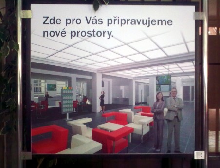 vizualizace nového interiéru haly České spořitelny - informační panel před dveřmi - Foto: 08/2011
