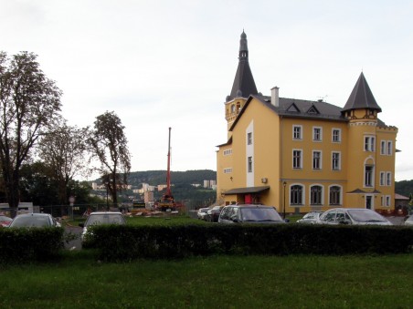 prostor pro případnou přístavbu výletní restaurace Větruše, autojeřáb v pozadí naznačuje polohu právě budované horní stanice lanovky  - 	Foto: Matěj Páral 09/2010