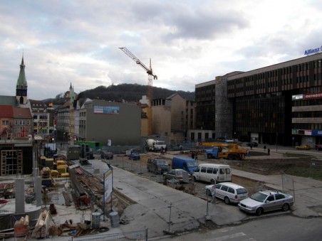 průběh stavby bloku 005 (Palác Zdar), přístupová cesta přes blok 004 pro dostavbu závěrečných dvou domů bloku 003 - foto: Matěj Páral 02/2008