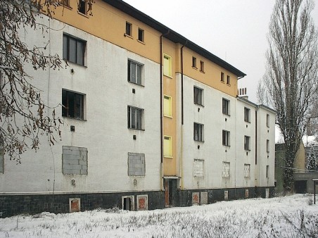 slavná čtveřice pavlačových domů v Matiční ulici, dům nejblíže trati již podlehl demolici - architekt F. J. Arnold