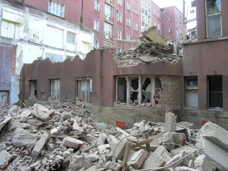 Přestavba bývalé Masarykovy nemocnice na kampus se dostala do další fáze. 9. 9. 2009 začala demolice Perthenových operačních sálů. Foto: Matěj Páral 18. 9. 2009