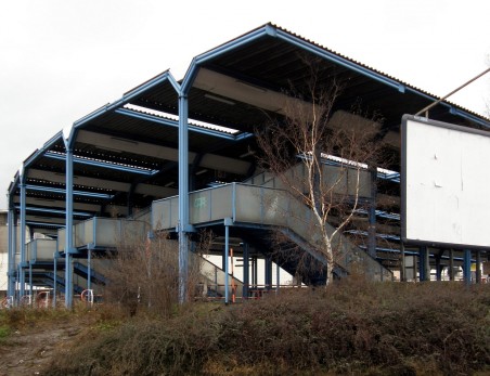 ocelová konstrukce zastřešení nástupišť autobusového nádraží byla ostraněna v září 2011 - autor: Jan Štípek, 80. léta 20. stol.; foto: Matěj Páral 01/2008