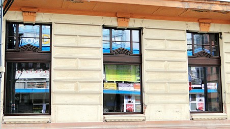 Místo oken výlohy - o replikách původních oken nemůže být řeč. Foto: Milan Plachký 03/2011