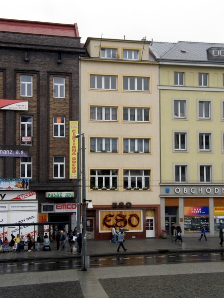 likvidaci původní kvalitní kamenné fasády domu ESO kvůli zateplení provází tradiční atributy: plastová okna, polystyren a bledě meruňková barva - foto: Matěj Páral 09/2012